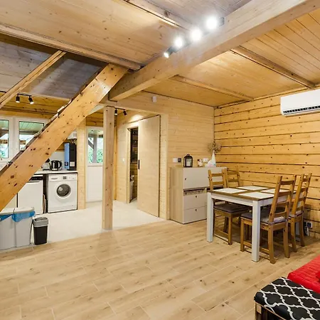 Caloroczny, Drewniany Przy Lesie Feriehus *