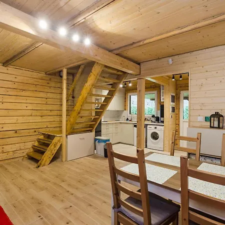 Caloroczny, Drewniany Przy Lesie Feriehus