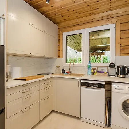 Caloroczny, Drewniany Przy Lesie Prazmow