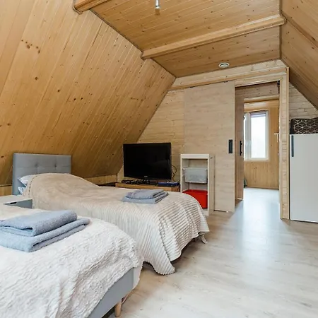 Caloroczny, Drewniany Przy Lesie Feriehus