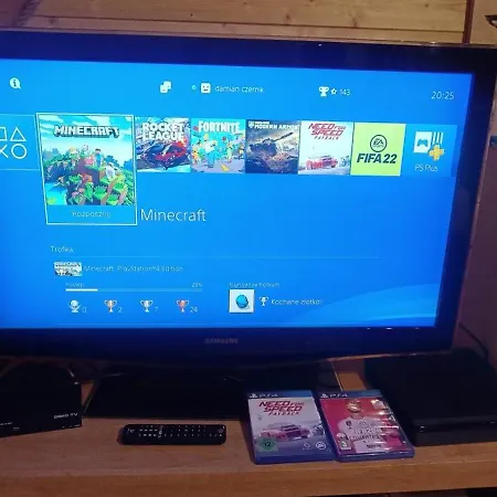 Caloroczny, Drewniany Przy Lesie Prazmow