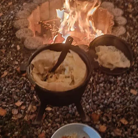 Caloroczny, Drewniany Przy Lesie Feriehus